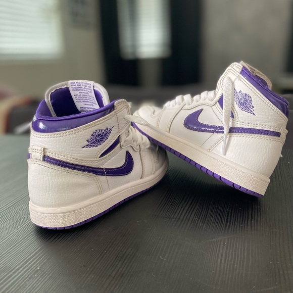 LIKE NEW Boys NIKE Air Jordan OG Purple Court High Tops - Picture 4 of 5